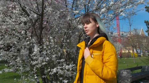 Fille asthmatique pendant la floraison printanière