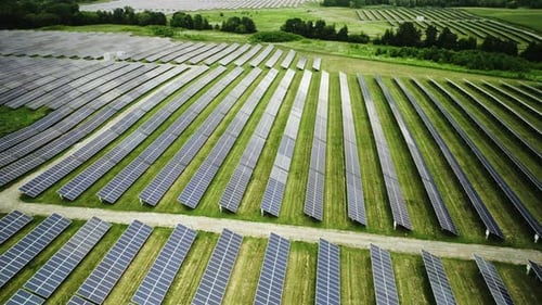Eine große Solaranlage im Mittleren Westen