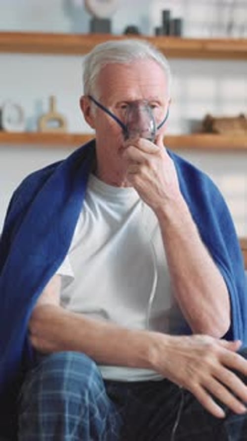 Technologie moderne en médecine Vieil homme utilisant une machine à oxygène avec nébuliseur Personne âgée de sexe masculin malade