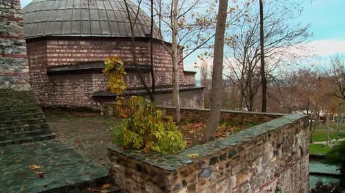 Große Kuppel des historischen Tophane-i-Amire-Gebäudes in Istanbul