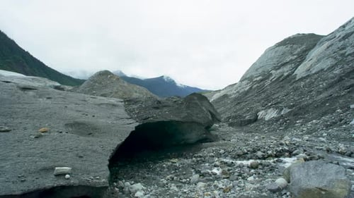Das Eis unter den Felsen schmolz allmählich und bildete Flüsse. Geologische Landschaft.