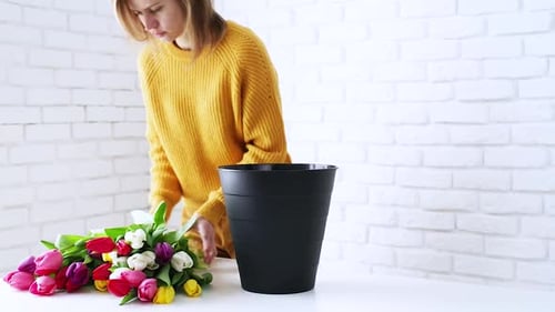 Femme fleuriste faisant un beau bouquet de tulipes.