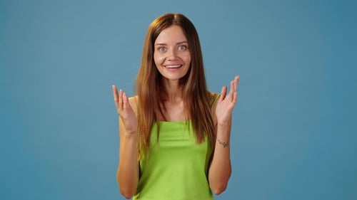 Señora recibe noticias sorprendentes y hace un gesto de oración