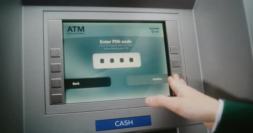 ATM-Benutzer, der den PIN-Code auf der ATM-Tastatur eingibt, Fehlermeldung auf dem Bildschirm des Geldautomaten aufgrund einer gesperrten Bank