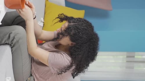 Vidéo verticale d'une jeune femme souffrant de douleurs osseuses.