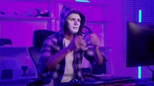 Ein Hacker benutzt einen Laptop, um nachts Daten zu stehlen