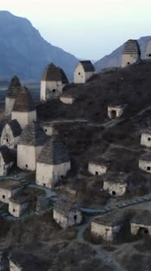 Vue aérienne de la ville des morts de Dargav (ancienne nécropole, médias)