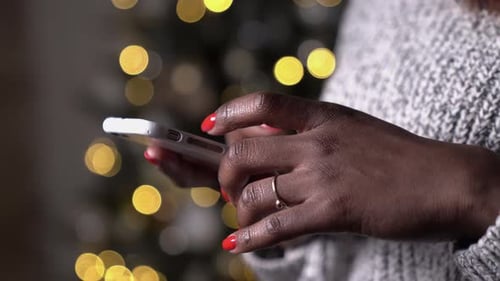 Tan cerca como las manos desplazándose sobre un teléfono inteligente, mensajería móvil, tecnología 5G.