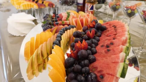 F88ob Obsttisch. Trauben, Ananas, Orangen, Mandarinen usw. Buffet-Tischdesign.