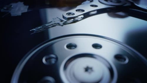 Prise de vue macro en gros plan : ouvrez un disque dur moderne avec une tête de travail, lisez des informations numériques pour