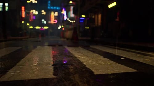 Regennacht mit Neonlichtern im asiatischen Stadtbild