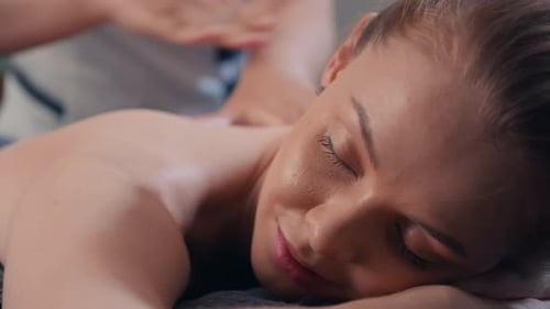 Kundin erhält Rückentherapie-Massagesitzung im Spa-Salon