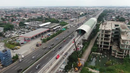 Vista con un Zumbido de la construcción de un tren, una autopista y un apartamento en Yakarta que se mudan