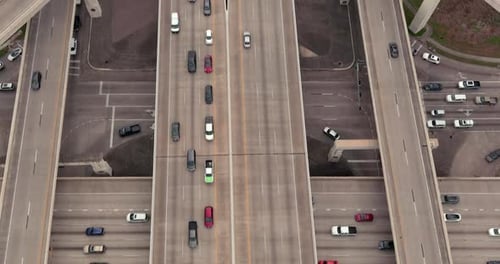 Vue aérienne par Drone du flux de trafic autoroutier urbain à plusieurs voies très fréquenté