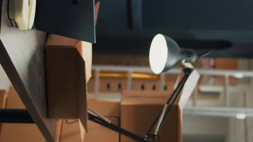 Entrepôt vidéo vertical rempli de matières premières sur des étagères pour mettre des emballages en carton