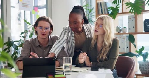 Креативное агентство, планирование и люди с планшетом на встрече для онлайн-кампании