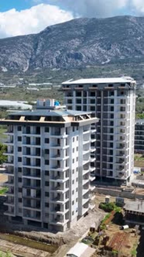 Vídeo vertical que muestra la exploración de las obras en curso por parte de un Zumbido de construcción costera
