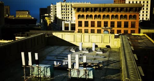Sitio de construcción en la azotea con materiales bajo un cielo azul en el centro de la ciudad
