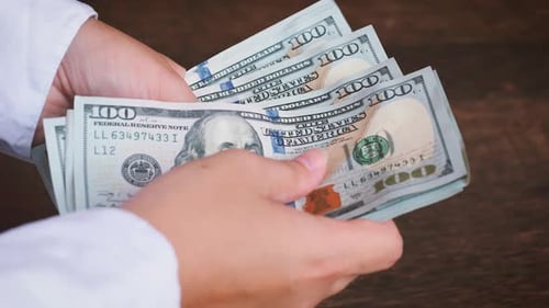 Frauenhände zählen Geld