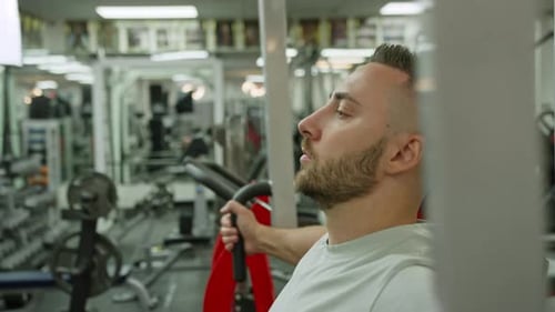 Fitnessgeräte für gesunde Männer und Training in Sportbekleidung
