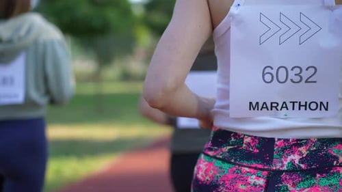 Back View Une sportive en forme court un marathon au Ralenti avec des amis