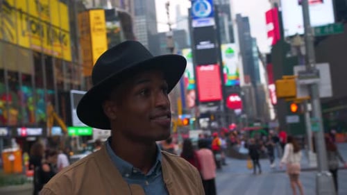 Nueva York, Nueva York/Estados Unidos - 18 de septiembre de 2018: Sonriendo