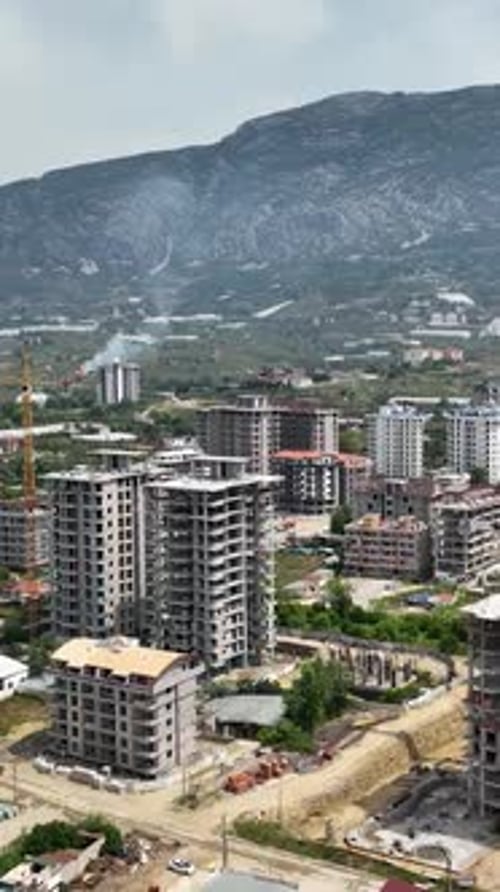 Vídeo vertical: constructores in situ: un vistazo al proceso de construcción