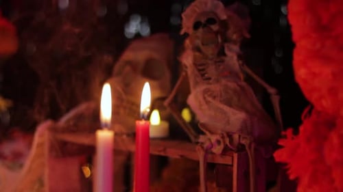 Velas y esqueletos en el altar, ofrenda del Día de Muertos