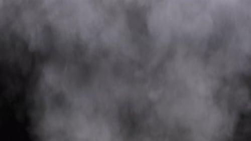 Nubes realistas de humo o vapor se levantan sobre fondo negro