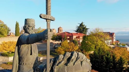 Statue du roi tenant une épée près de la forteresse de Telavi