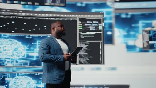 Desarrollador afroamericano que trabaja en programación y automatización