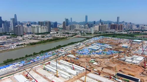 Sitio de desarrollo de construcción a gran escala en el centro de Hong Kong, vista aérea.
