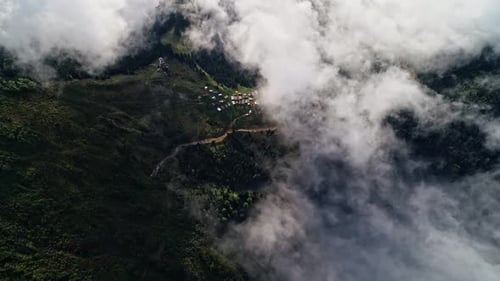 Nuages denses rampant au-dessus du plateau