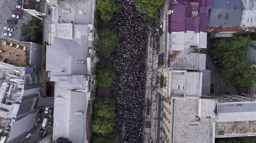 Protestmarsch auf der Rustaweli-Allee gegen den russischen Einfluss in Georgien