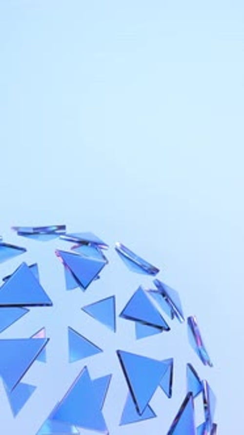 Blaue, minimalistische, durchscheinende Kugel aus Glasblöcken rotiert auf hellblauem Hintergrund. 3D-Rendering