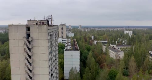 Drohnenaufnahme zerstörter Gebäude in der verlassenen Stadt Pripyat in der Ukraine - Tschernobyl-Katastrophe -