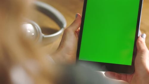 Femme, écran vert ou tablette avec espace de maquette dans une entreprise en démarrage sur les réseaux sociaux