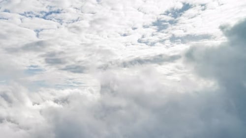 Wolkengefleckter Himmel über der Tatra und dem reflektierenden See - Zeitraffer