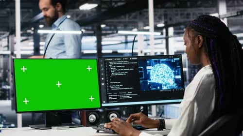 Rechenzentrumsingenieure, die KI-Systeme mithilfe des Chroma-Key-PCs verwalten