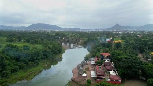 fumée sortant d'un centre de crémation près de la rivière Krishna, vue par drone