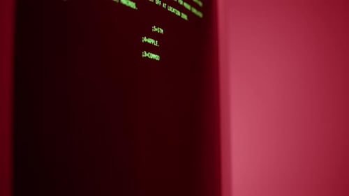 PC retro con código de carga, programador de consola, creación de scripts, pantalla básica verde, antiguo estudio de computación