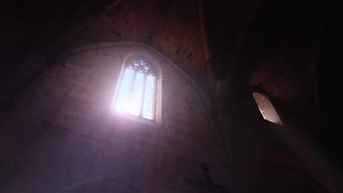 Buntglasfenster der Kirche von Issigeac mit Dramatisch Lichtstrahlen