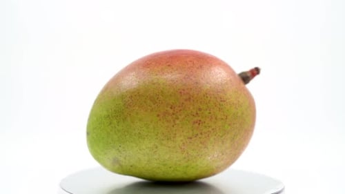 Mango-Nahaufnahme auf weißem Hintergrund isoliert 4K