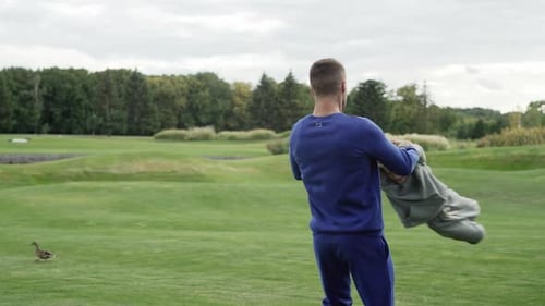 Zeitlupenvideo von Papa, der seinen Sohn im Park dreht