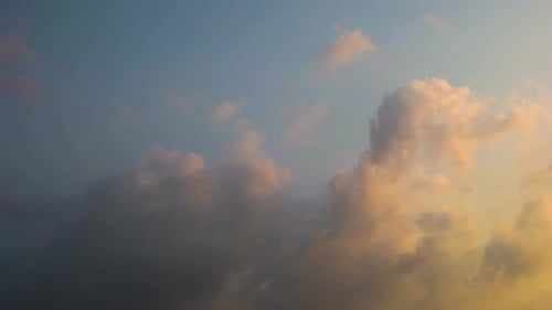 timelapse de nuages cumulonimbus au crépuscule sur fond de ciel bleu