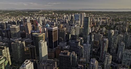 Zumbido aéreo V52 de Vancouver BC Canada con vista de pájaro sobre el horizonte costero de la ciudad