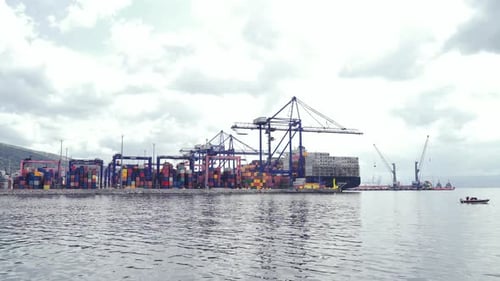 Be- und Entladen von Containerschiffen im Tiefseehafen.