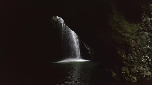 Ein Wasserfall in felsiger Umgebung