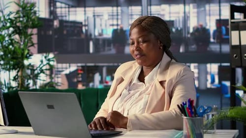 Una directora asiste a una videoconferencia con el Consejo Asesor