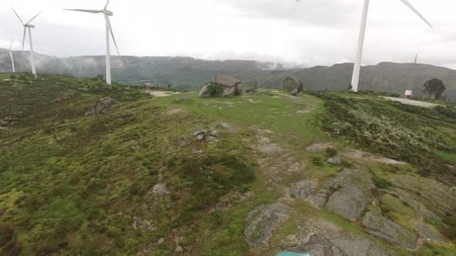 Luftaufnahme von Windkraftanlagen oder Windmühlen Farmfeld in Industriefabrik mit Nebel